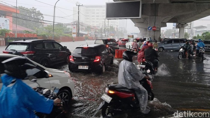 Ruas Jalan AP Pettarani di Kota Makassar, Sulawesi Selatan (Sulsel), tergenang gegara hujan deras sejak subuh tadi.