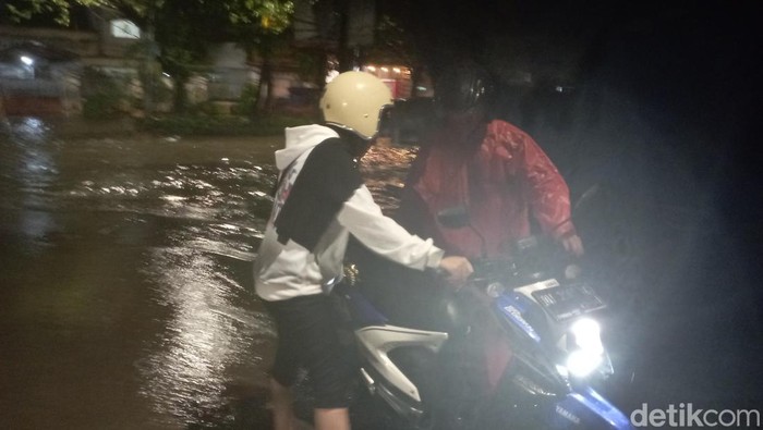 Ruas Jalan Jusuf Dg Ngawing, Kota Makassar, Sulawesi Selatan (Sulsel) tergenag air malam ini. Motor pengendara mengalami mogok.
