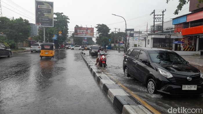 Jalan Sultan Alauddin Makassar, Sulawesi Sleatan (Sulsel), tergenang usai hujan deras.
