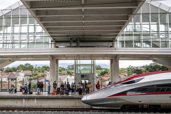 Penumpang menunggu kedatangan kereta cepat Whoosh di Stasiun Whoosh Padalarang, Kabupaten Bandung Barat, Jawa Barat, Minggu (15/12/2024). PT Kereta Cepat Indonesia China (KCIC) mencatat jelang masa liburan sekolah serta liburan Natal 2024 dan Tahun Baru 2025 jumlah penumpang kereta cepat Whoosh meningkat sekitar 15 persen atau 20-23 ribu penumpang per hari dibandingkan rata-rata hari biasa yang berkisar di angka 16-18 ribu penumpang per hari. ANTARA FOTO/Abdan Syakura/agr