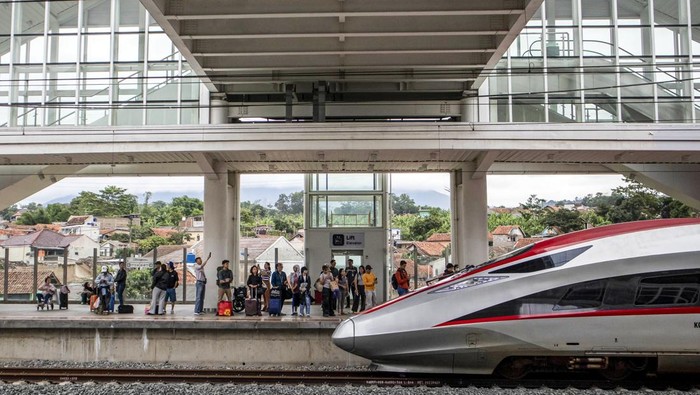 jelang masa liburan sekolah serta liburan Natal 2024 dan Tahun Baru 2025 Penumpang menunggu kedatangan kereta cepat Whoosh di Stasiun Whoosh Padalarang, Kabupaten Bandung Barat, Jawa Barat, Minggu (15/12/2024). PT Kereta Cepat Indonesia China (KCIC) mencatat jelang masa liburan sekolah serta liburan Natal 2024 dan Tahun Baru 2025 jumlah penumpang kereta cepat Whoosh meningkat sekitar 15 persen atau 20-23 ribu penumpang per hari dibandingkan rata-rata hari biasa yang berkisar di angka 16-18 ribu penumpang per hari. ANTARA FOTO/Abdan Syakura/agr