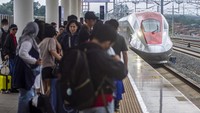 Penumpang menunggu kedatangan kereta cepat Whoosh di Stasiun Whoosh Padalarang, Kabupaten Bandung Barat, Jawa Barat, Minggu (15/12/2024). 