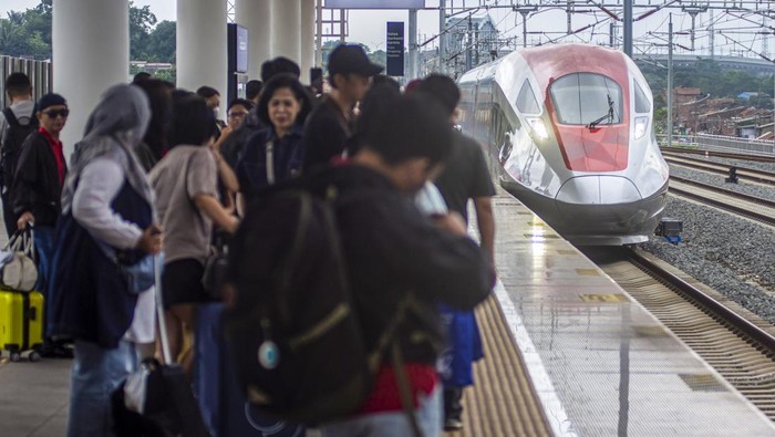 Penumpang menunggu kedatangan kereta cepat Whoosh di Stasiun Whoosh Padalarang, Kabupaten Bandung Barat, Jawa Barat, Minggu (15/12/2024). PT Kereta Cepat Indonesia China (KCIC) mencatat jelang masa liburan sekolah serta liburan Natal 2024 dan Tahun Baru 2025 jumlah penumpang kereta cepat Whoosh meningkat sekitar 15 persen atau 20-23 ribu penumpang per hari dibandingkan rata-rata hari biasa yang berkisar di angka 16-18 ribu penumpang per hari. ANTARA FOTO/Abdan Syakura/agr