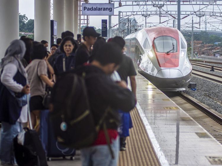 Penumpang Whoosh Meningkat Jelang Libur Nataru