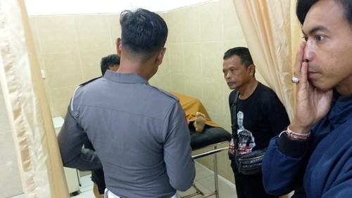 Personel Polres Karangasem saat menjenguk korban lakalantas di RSUD Klungkung, Minggu (15/12/2024) (dok. Polres Karangasem)