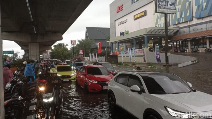 Kemacetan di Jalan AP Pettarani Makassar.