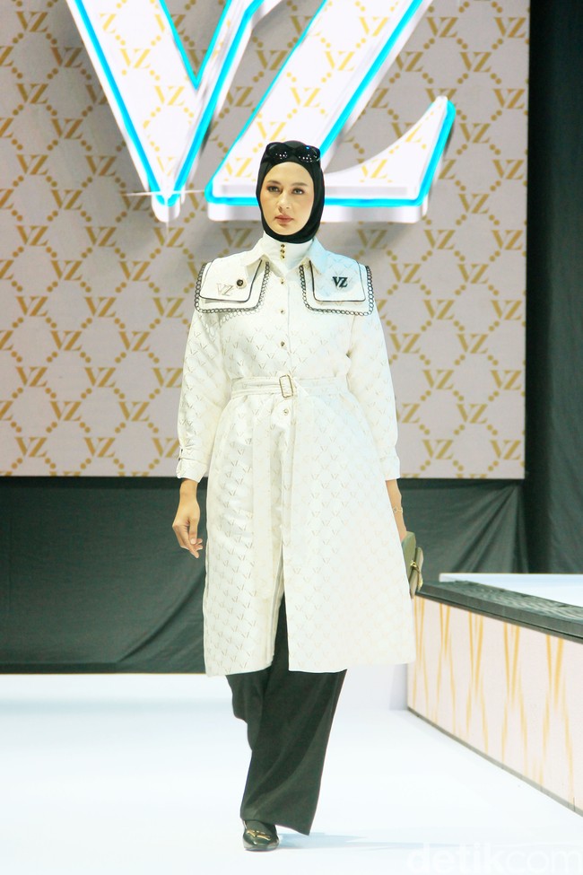 Fashion show Vivi Zubedi sekaligus merayakan 13 tahun berkarya yang bertempat di City Hall, Pondok Indah Mall, Jakarta Selatan, Sabtu [[14/12/2024]. Foto: Mohammad Abduh/detikcom.
