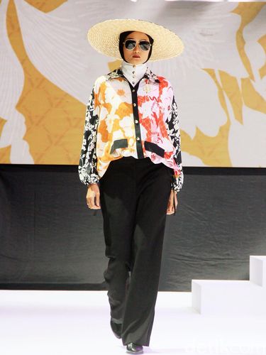 Koleksi Terbaru Vivi Zubedi Angkat tema Mesmerical 'The Realm of monogram' bertempat di City Hall, Pondok Indah Mall 3, Jakarta Selatan, Sabtu, [14/12/2024]. Foto: Mohammad Abduh/detikcom.