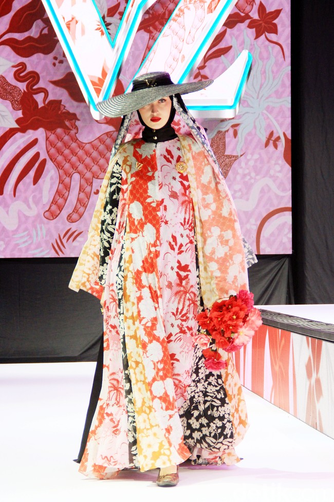 Fashion show Vivi Zubedi sekaligus merayakan 13 tahun berkarya yang bertempat di City Hall, Pondok Indah Mall, Jakarta Selatan, Sabtu [[14/12/2024]. Foto: Mohammad Abduh/detikcom.