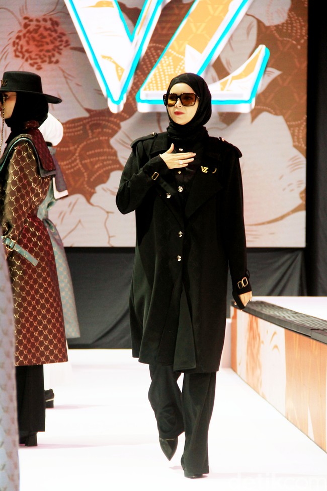 Fashion show Vivi Zubedi sekaligus merayakan 13 tahun berkarya yang bertempat di City Hall, Pondok Indah Mall, Jakarta Selatan, Sabtu [[14/12/2024]. Foto: Mohammad Abduh/detikcom.