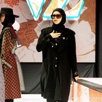 Fashion show Vivi Zubedi sekaligus merayakan 13 tahun berkarya yang bertempat di City Hall, Pondok Indah Mall, Jakarta Selatan, Sabtu [[14/12/2024]. Foto: Mohammad Abduh/detikcom.