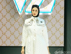 10 Koleksi Terbaru Vivi Zubedi Padukan Busana Monogram dan Bunga