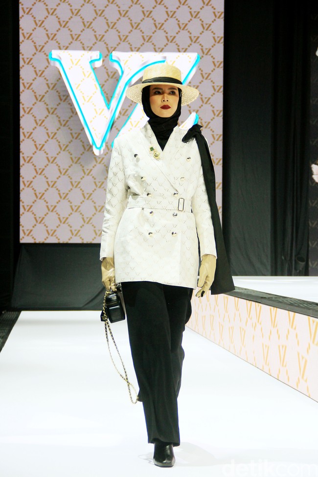 Fashion show Vivi Zubedi sekaligus merayakan 13 tahun berkarya yang bertempat di City Hall, Pondok Indah Mall, Jakarta Selatan, Sabtu [[14/12/2024]. Foto: Mohammad Abduh/detikcom.