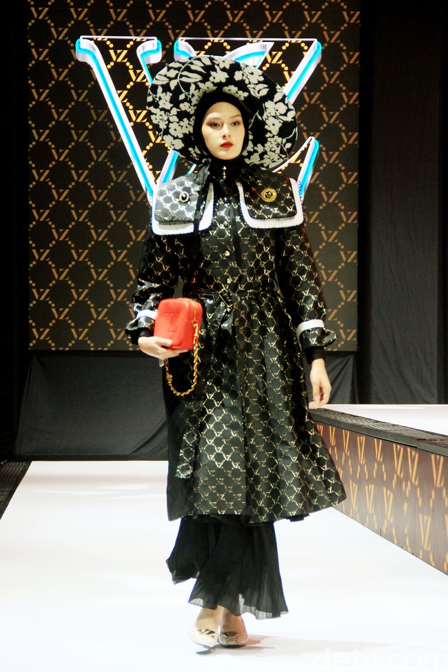 Fashion show Vivi Zubedi sekaligus merayakan 13 tahun berkarya yang bertempat di City Hall, Pondok Indah Mall, Jakarta Selatan, Sabtu [[14/12/2024]. Foto: Mohammad Abduh/detikcom.