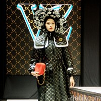 Fashion show Vivi Zubedi sekaligus merayakan 13 tahun berkarya yang bertempat di City Hall, Pondok Indah Mall, Jakarta Selatan, Sabtu [[14/12/2024]. Foto: Mohammad Abduh/detikcom.