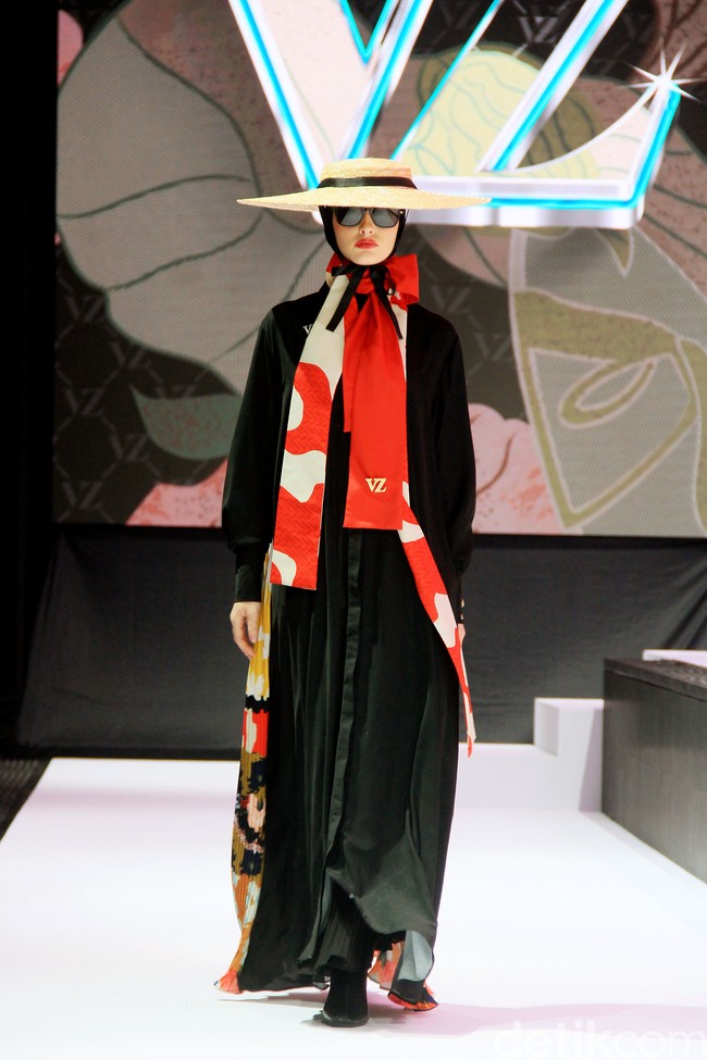 Fashion show Vivi Zubedi sekaligus merayakan 13 tahun berkarya yang bertempat di City Hall, Pondok Indah Mall, Jakarta Selatan, Sabtu [[14/12/2024]. Foto: Mohammad Abduh/detikcom.