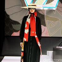 Fashion show Vivi Zubedi sekaligus merayakan 13 tahun berkarya yang bertempat di City Hall, Pondok Indah Mall, Jakarta Selatan, Sabtu [[14/12/2024]. Foto: Mohammad Abduh/detikcom.