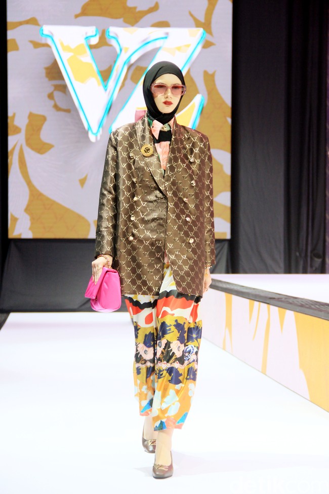 Fashion show Vivi Zubedi sekaligus merayakan 13 tahun berkarya yang bertempat di City Hall, Pondok Indah Mall, Jakarta Selatan, Sabtu [[14/12/2024]. Foto: Mohammad Abduh/detikcom.