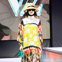 Fashion show Vivi Zubedi sekaligus merayakan 13 tahun berkarya yang bertempat di City Hall, Pondok Indah Mall, Jakarta Selatan, Sabtu [[14/12/2024]. Foto: Mohammad Abduh/detikcom.