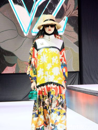 Koleksi Terbaru Vivi Zubedi Angkat tema Mesmerical 'The Realm of monogram' bertempat di City Hall, Pondok Indah Mall 3, Jakarta Selatan, Sabtu, [14/12/2024]. Foto: Mohammad Abduh/detikcom.