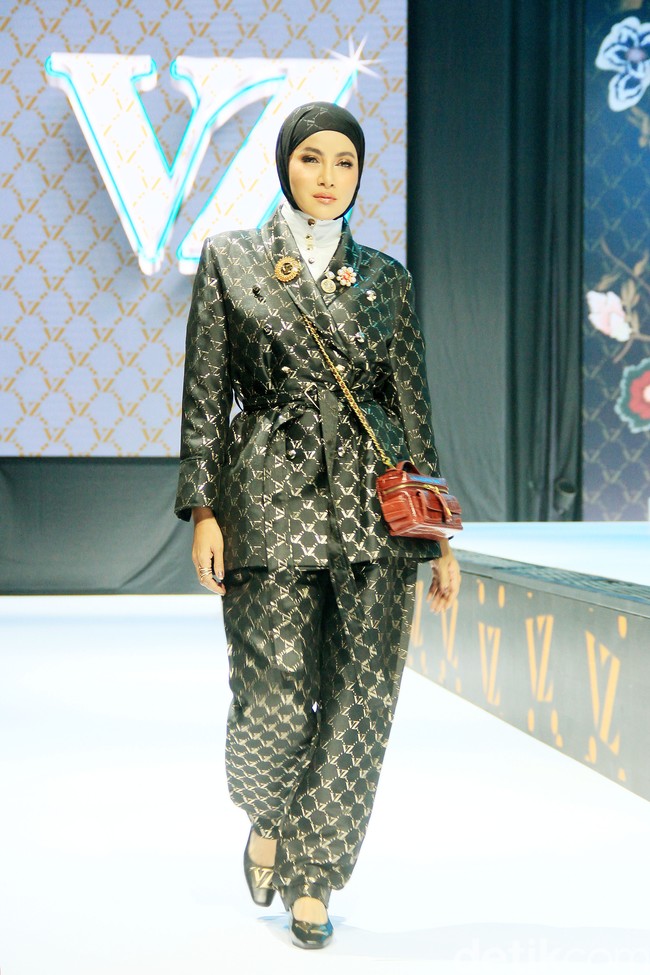 Fashion show Vivi Zubedi sekaligus merayakan 13 tahun berkarya yang bertempat di City Hall, Pondok Indah Mall, Jakarta Selatan, Sabtu [[14/12/2024]. Foto: Mohammad Abduh/detikcom.