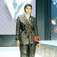 Fashion show Vivi Zubedi sekaligus merayakan 13 tahun berkarya yang bertempat di City Hall, Pondok Indah Mall, Jakarta Selatan, Sabtu [[14/12/2024]. Foto: Mohammad Abduh/detikcom.