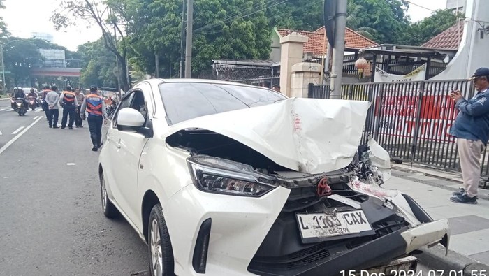 Kondisi Toyota Calya setelah tabrak Suroboyo Bus