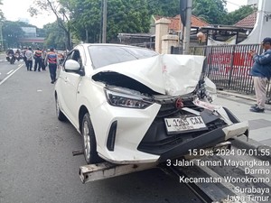 Brak! Calya Seruduk Suroboyo Bus di Jalan Diponegoro
