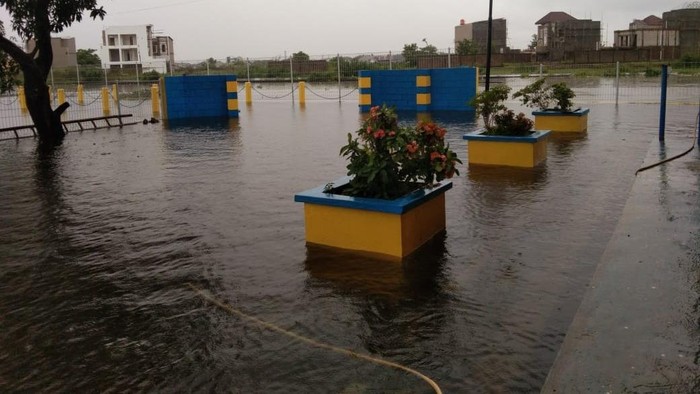 Kondisi Waduk Tunggu Pampang. Air melimpas ke jalan.