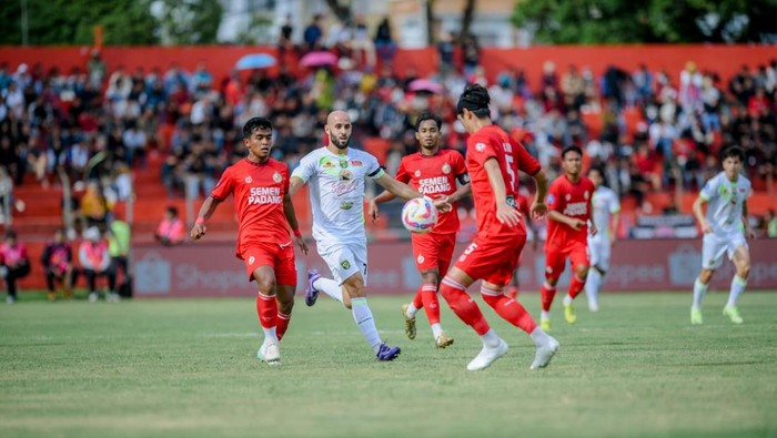 Laga Semen Padang vs Persebaya