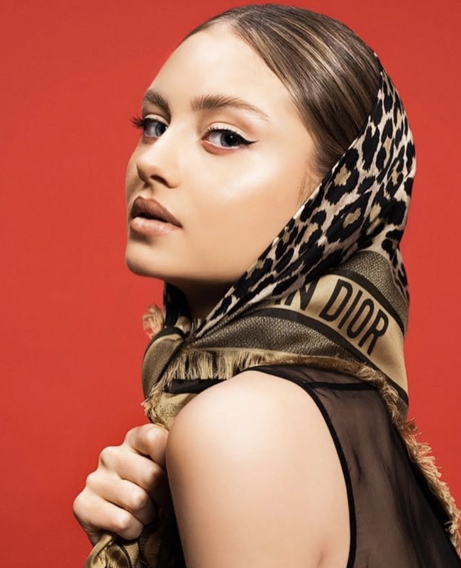 Debut profesional Leni terjadi pada sampul Vogue Germany edisi Januari/Februari 2021 bersama ibunya. Sejak itu, Leni telah tampil di banyak kampanye besar, termasuk untuk Dior Beauty, Fila, dan Dolce & Gabbana.  Foto: dok. Instagram