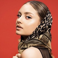 Debut profesional Leni terjadi pada sampul Vogue Germany edisi Januari/Februari 2021 bersama ibunya. Sejak itu, Leni telah tampil di banyak kampanye besar, termasuk untuk Dior Beauty, Fila, dan Dolce & Gabbana.  Foto: dok. Instagram