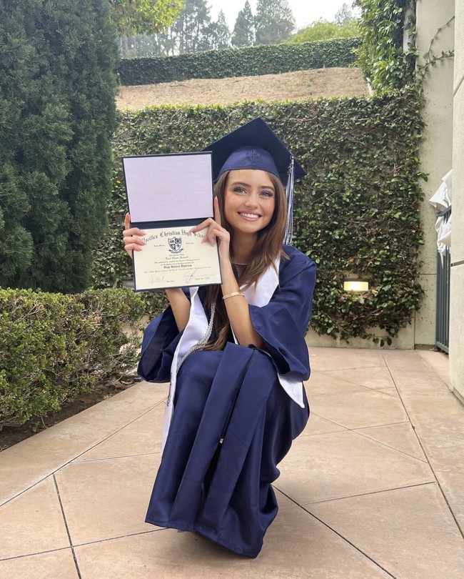 Di luar modeling, Leni saat ini menempuh pendidikan di bidang desain interior di New York City. Menjadi interior designer adalah cita-citanya sejak kecil.  Foto: dok. Instagram