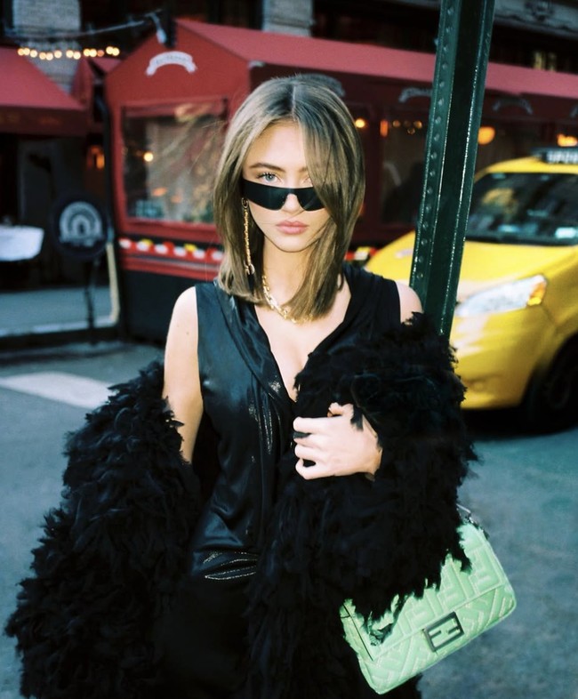 Leni Olumi Klum, putri dari supermodel Heidi Klum, menjadi pusat perhatian dalam dunia modeling sejak debutnya. Gaya berbusananya kerap dikritik. Foto: dok. Instagram