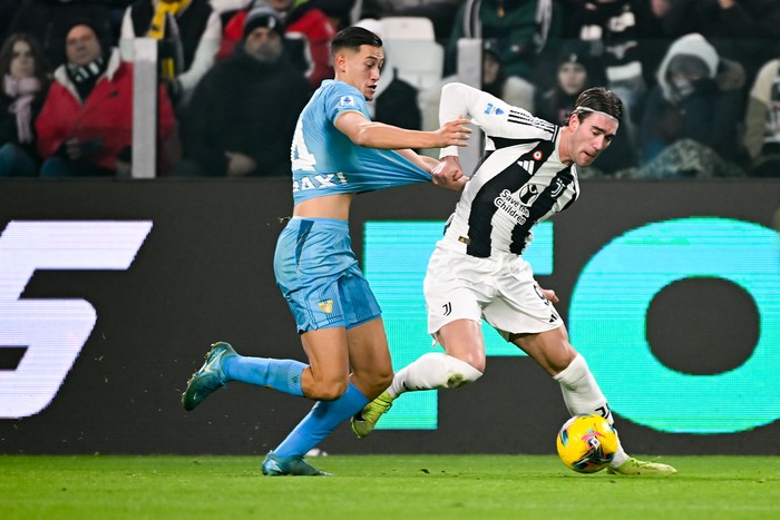 TURIN, ITALY - DECEMBER 14: Dusan Vlahovic of Juventus fights for the ball with Jay Idzes of Venezia during the Serie A match between Juventus and Venezia at Allianz Stadium on December 14, 2024 in Turin, Italy. (Photo by Daniele Badolato - Juventus FC/Juventus FC via Getty Images)