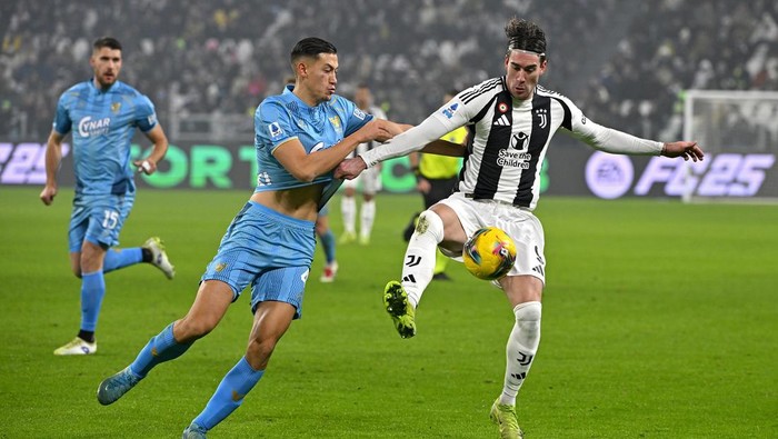 TURIN, ITALY - DECEMBER 14: Dusan Vlahovic of Juventus battles for the ball with Jay Idzes of Venezia during the Serie A match between Juventus and Venezia at Allianz Stadium on December 14, 2024 in Turin, Italy. (Photo by Filippo Alfero - Juventus FC/Juventus FC via Getty Images)