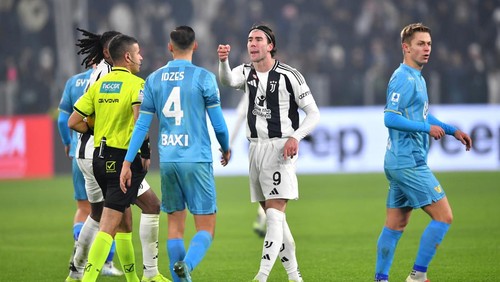 TURIN, ITALY - DECEMBER 14: Dusan Vlahovic of Juventus exchanges words with Jay Idzes of Venezia after scoring his teams second goal from a penalty kick during the Serie A match between Juventus and Venezia at Allianz Stadium on December 14, 2024 in Turin, Italy. (Photo by Valerio Pennicino/Getty Images)