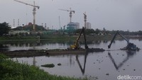 Pada tahun 1971, Proyek Pluit terus dilanjutkan dengan perluasan wilayah hingga ke Jelambar dan Pejagalan. Pada tahun 1976 kawasan Pluit menjadi permukiman modern dengan tempat rekreasi dan lokasi perindustrian. 
