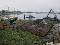 Lumpur dan Enceng Gondok Masih Ancam Waduk Pluit