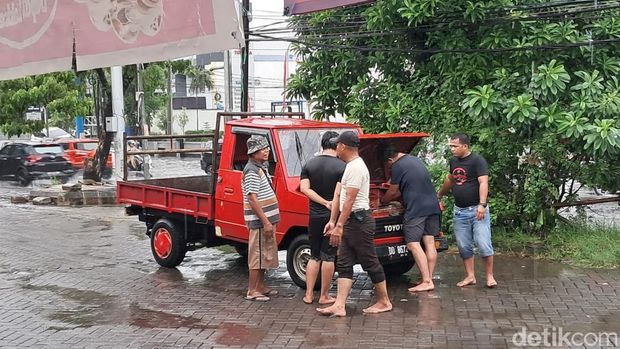 Mobil pikap mogok usai menerobos genangan air di Jalan Sultan Alauddin Makassar, Sulawesi Selatan (Sulsel).