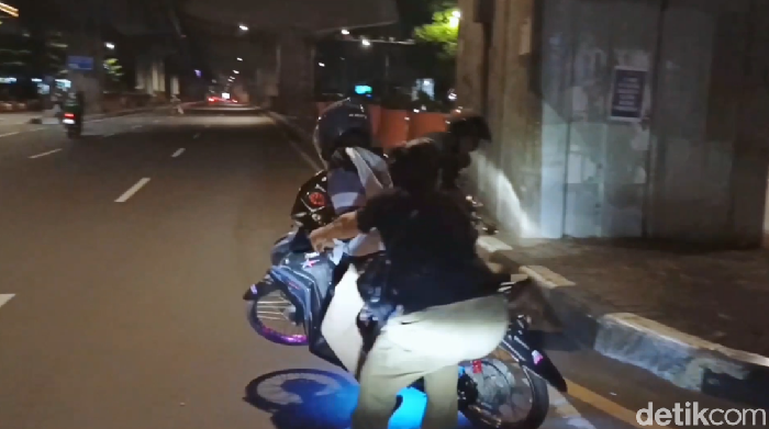Tiga remaja yang terlibat aksi balap liar dan freestyle di Jalan AP Pettarani Makassar, Sulawesi Selatan (Sulsel) ditangkap polisi.