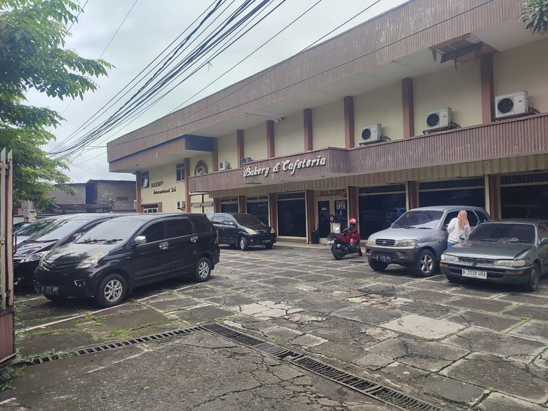 Pabrik sekaligus toko roti Maxim's yang telah berdiri sejak 1971 di Jalan Raya Bogor Km 39