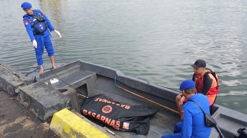 Proses evakuasi penemuan mayat pemancing asal Sumbawa Barat di Lombok Timur. (Polres Lombok Timur)
