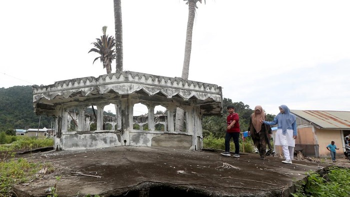 Sejumlah wisatawan mengunjungi situs wisata bencana tsunami kapal PLTD Apung di Banda Aceh, Aceh, Sabtu (14/12/2024). Menjelang peringatan 20 tahun becana gempa dan tsunami, sejumlah situs wisata bencana seperti museum tsunami, kapal PLTD apung dan objek wisata lainnya mulai ramai dikunjungi wisatawan. ANTARA FOTO/Irwansyah Putra/YU