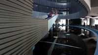 Sejumlah wisatawan mengunjungi situs wisata bencana museum tsunami di Banda Aceh, Aceh, Sabtu (14/12/2024). 