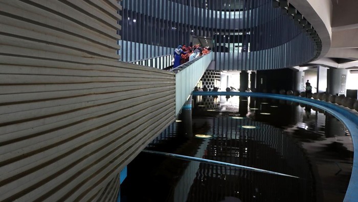 Melihat Situs Wisata Bencana Museum Tsunami di Aceh Sejumlah wisatawan mengunjungi situs wisata bencana tsunami kapal PLTD Apung di Banda Aceh, Aceh, Sabtu (14/12/2024). Menjelang peringatan 20 tahun becana gempa dan tsunami, sejumlah situs wisata bencana seperti museum tsunami, kapal PLTD apung dan objek wisata lainnya mulai ramai dikunjungi wisatawan. ANTARA FOTO/Irwansyah Putra/YU