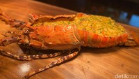 Ini adalah menu Poached Butter Slipper Lobster yang spesial. Disajikan dengan tarragon pea risotto, king oyster mushroom, dan parmesan foam yang gurih dan menyegarkan. Foto: Detikcom / Atiqa Rana