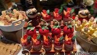 Cake Very Berry Trifle ini tidak kalah menarik. Perpaduan antara sponge cake dengan selai dan potongan buah berry menambah kenikmatannya. Foto: Detikcom / Atiqa Rana