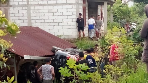 Mobil Avanza menabrak rumah warga di Desa Mano, Kecamatan Lamba Leda Selatan, Manggarai Timur, Nusa Tenggara Timur (NTT), Minggu (15/12/2024). (Istimewa)