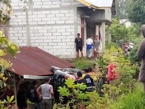 Sopir Gangguan Penglihatan, Mobil Terguling Tabrak Rumah Warga